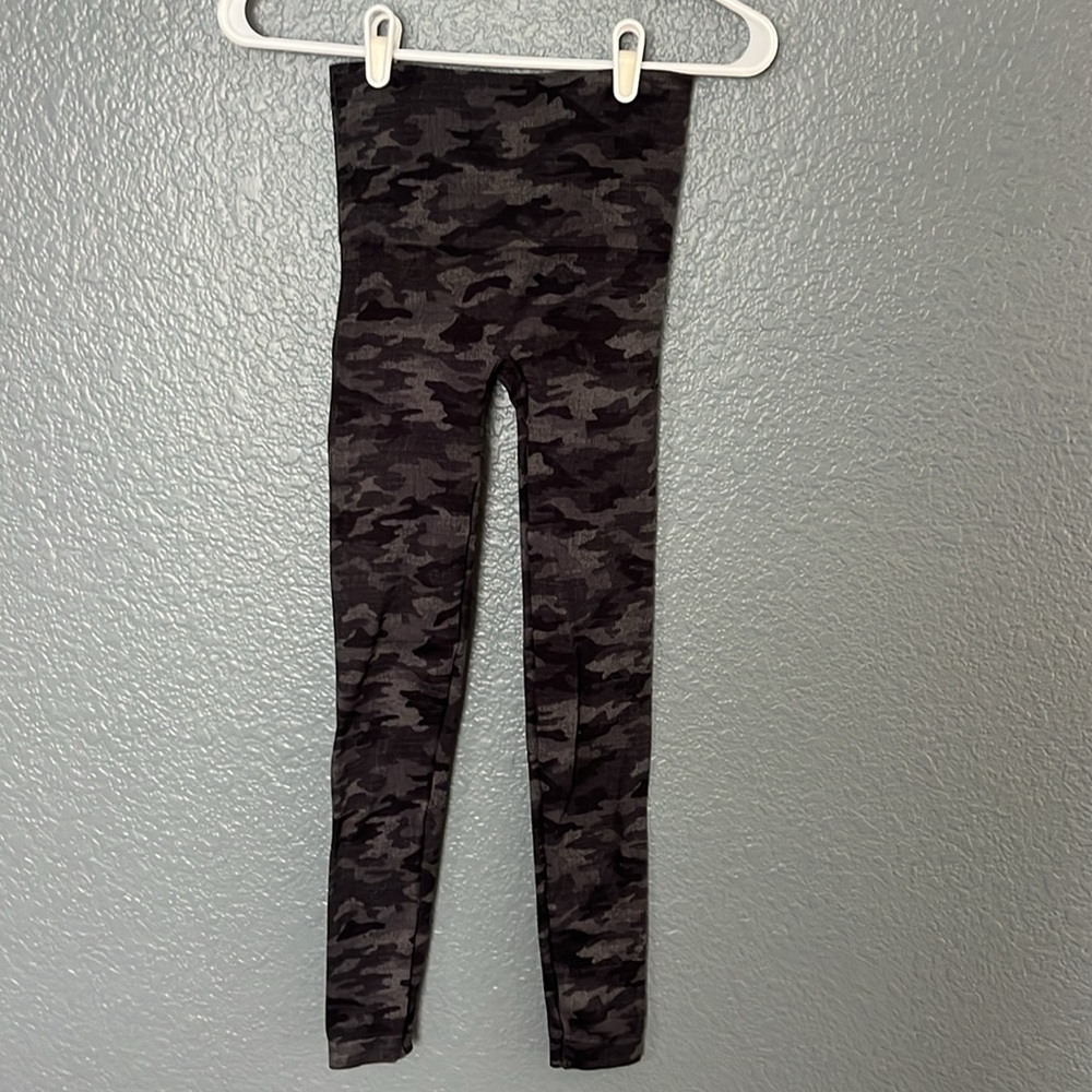 Spanx// Black and Gray Camo leggings size small Peach color